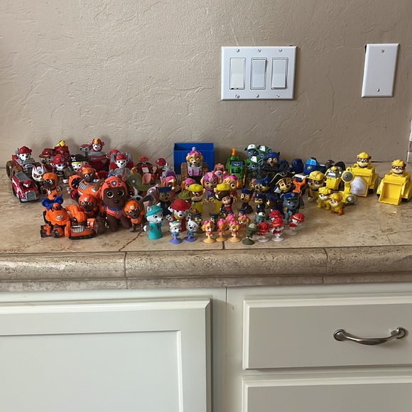 HUGE lot of Paw Patrol toys - Over 70 figurines - Picture 1 of 9
